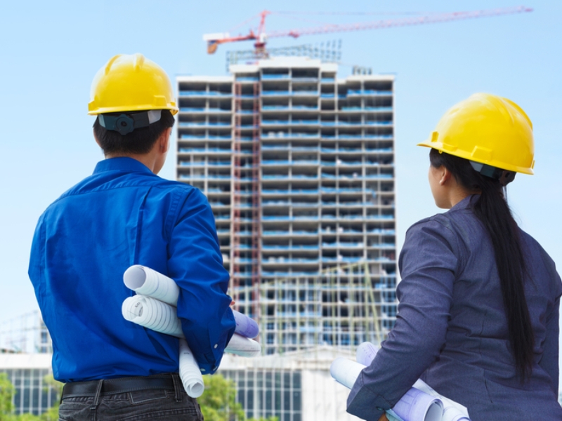 שני אנשים מסתכלים על אתר בניה