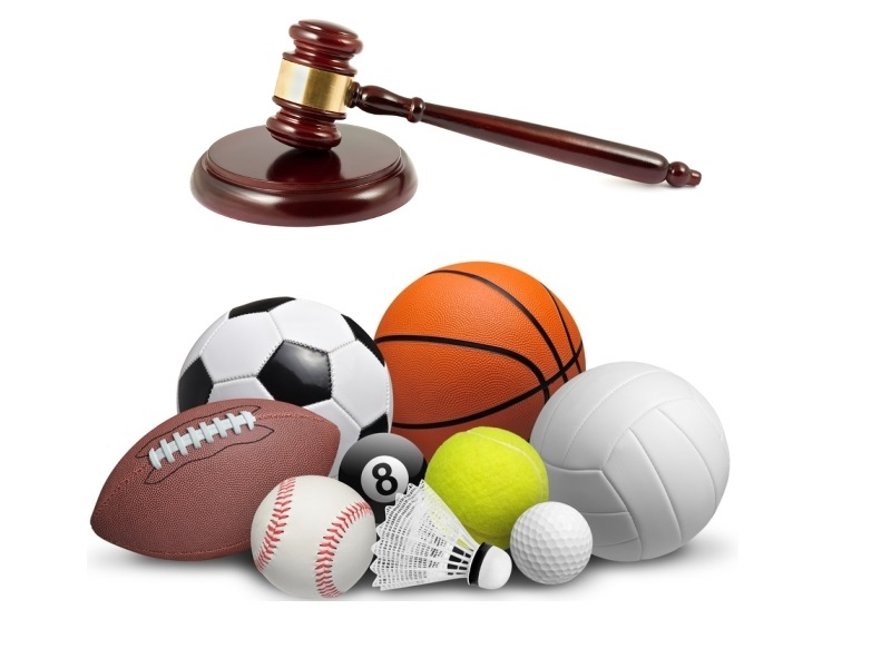 כדורי ספורט מכל הסוגים על רקע לבן