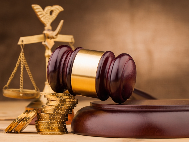 פטיש בית משפט ומטבעות זהב