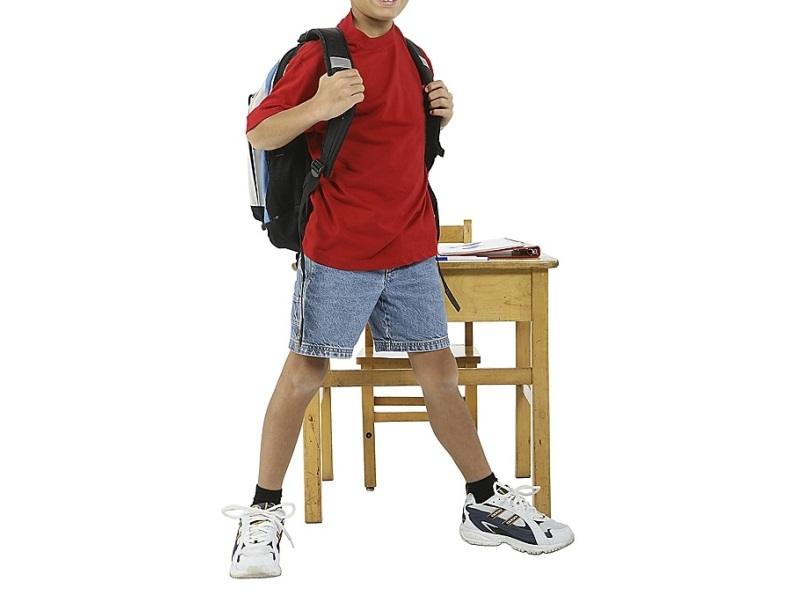 תלמיד בית ספר עם ילקוט